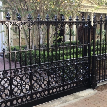 Кованые откатные ворота с ручным приводом 3500x2500