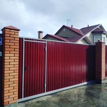 Откатные ворота с калиткой красные 2500x2000